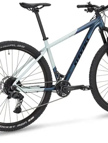 Seitenansicht eines Stevens Applebee Hardtail Mountainbikes in Blau-Grau mit 29-Zoll-Laufrädern.
