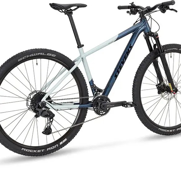 Seitenansicht eines Stevens Applebee Hardtail Mountainbikes in Blau-Grau mit 29-Zoll-Laufrädern.