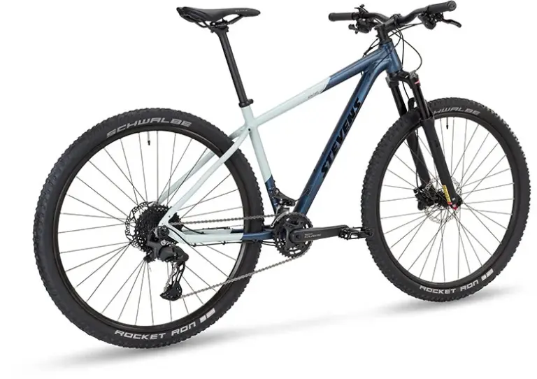 Seitenansicht eines Stevens Applebee Hardtail Mountainbikes in Blau-Grau mit 29-Zoll-Laufrädern.