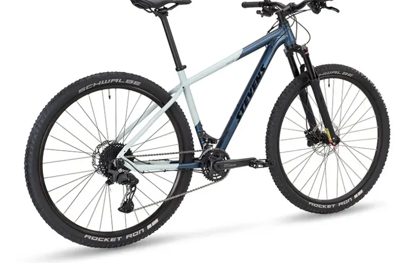 Seitenansicht eines Stevens Applebee Hardtail Mountainbikes in Blau-Grau mit 29-Zoll-Laufrädern.