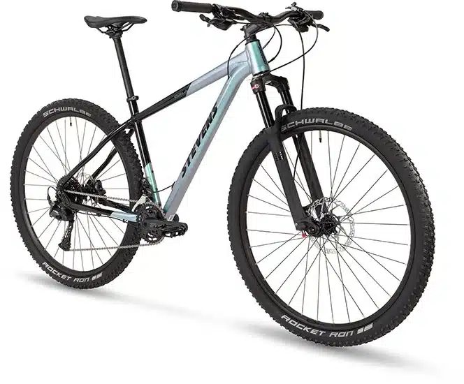 Seitenansicht eines Stevens Applebee Mountainbikes in der Farbe Galactic Black mit Schwalbe Rocket Ron Reifen und SR Suntour Federgabel.