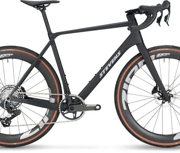 Seitenansicht eines schwarzen Stevens Arcalis Aero-Rennrads mit Zipp Laufrädern und Scheibenbremsen.