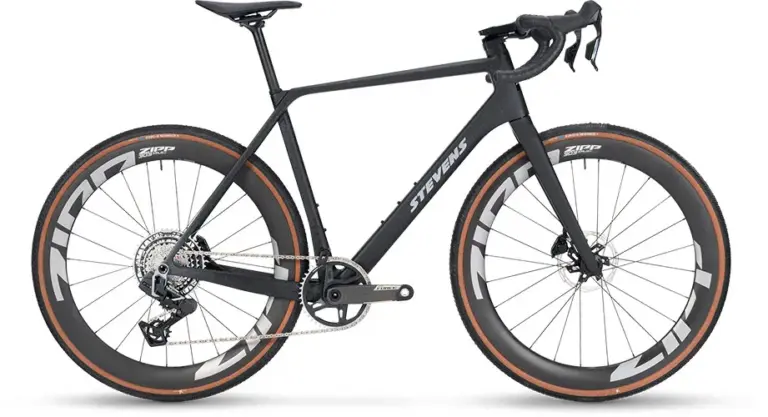 Seitenansicht eines schwarzen Stevens Arcalis Aero-Rennrads mit Zipp Laufrädern und Scheibenbremsen.