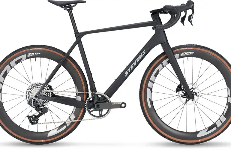 Seitenansicht eines schwarzen Stevens Arcalis Aero-Rennrads mit Zipp Laufrädern und Scheibenbremsen.
