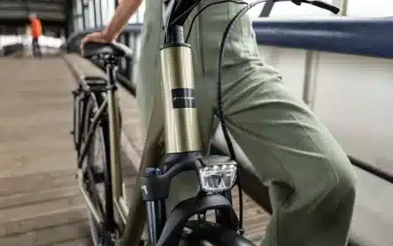 Detailaufnahme eines Stevens Aviolo 5.2 Forma Tourenrads mit Fokus auf Lenker, Gabel und integrierter Beleuchtung.