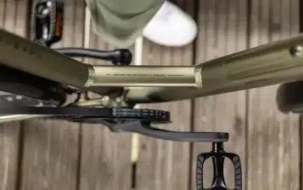 Detailaufnahme des Stevens Aviolo 5.2 Forma Fahrradrahmens und des Gates Carbon Drive Riemenantriebs.