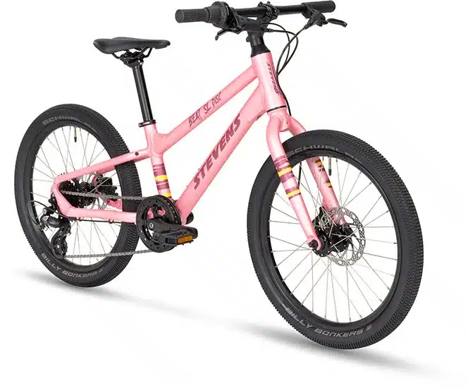 Pinkfarbenes Stevens Beat SL Disc 20 Kinderfahrrad mit schwarzen Reifen und Schaltung.