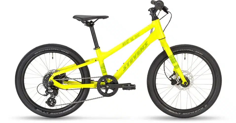 Gelbes Stevens Beat SL Disc 20 Kinderfahrrad mit Scheibenbremsen und 1x8-Antrieb, von vorne leicht links aufgenommen.