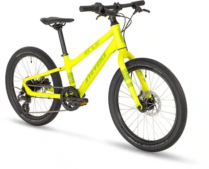 Gelbes Stevens Beat SL Disc 20 Kinderfahrrad mit schwarzen Reifen und silbernen Felgen, Seitenansicht.