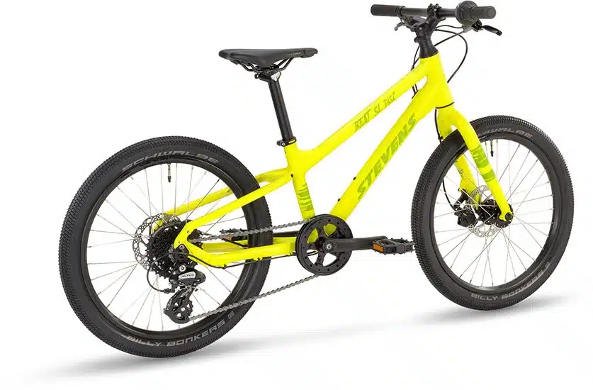 Seitenansicht eines gelben Stevens Beat SL Disc 20 Kinderfahrrads mit Scheibenbremsen und 20-Zoll-Laufrädern.