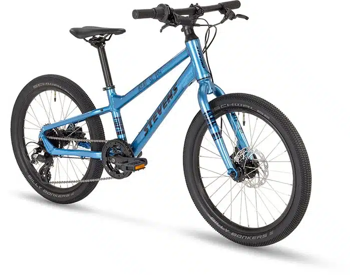 Seitenansicht eines blauen Stevens Beat SL Disc 20 Kinderfahrrads mit 20-Zoll-Laufrädern.
