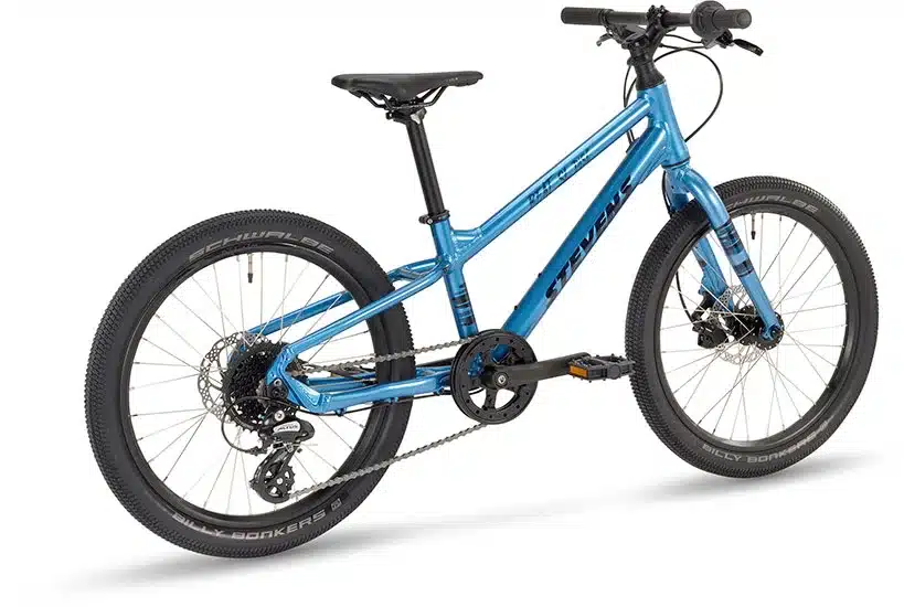 Seitenansicht des blauen Stevens Beat SL Disc 20 Kinderfahrrads mit Scheibenbremsen und 1x8-Antrieb.