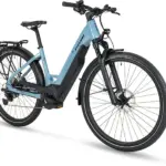 STEVENS E-8X Tour Plus Forma E-Tourenbike in hellblau mit schwarzem Gepäckträger und Reifen, freigestellt auf weißem Hintergrund.
