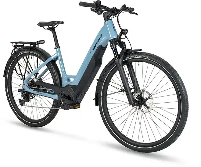STEVENS E-8X Tour Plus Forma E-Tourenbike in Elemental Blue, freigestellt auf weißem Hintergrund.