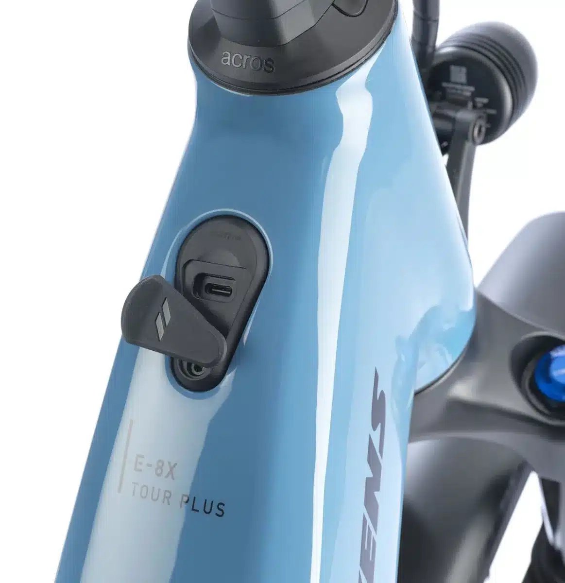 Detailansicht des blauen Rahmens eines STEVENS E-8X Tour Plus Forma E-Bikes mit Fokus auf die integrierte Smartphone-Ladebuchse und die Modellbezeichnung.