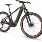 Grünes Stevens E-Agnello 8.8.1 E-Hardtail Fahrrad mit 29-Zoll-Laufrädern, Marzocchi Federgabel und Bosch Performance Line CX Motor.