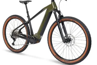 Grünes Stevens E-Agnello 8.8.1 E-Hardtail Fahrrad mit 29-Zoll-Laufrädern, Marzocchi Federgabel und Bosch Performance Line CX Motor.