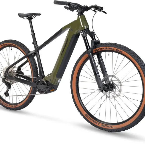 Grünes Stevens E-Agnello 8.8.1 E-Hardtail Fahrrad mit 29-Zoll-Laufrädern, Marzocchi Federgabel und Bosch Performance Line CX Motor.