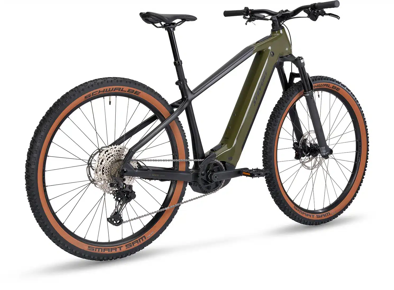 Stevens E-Agnello 8.8.1 E-Hardtail Mountainbike, vollgefedert, in Khaki Schwarz, mit braunen Reifen und schwarzem Rahmen.