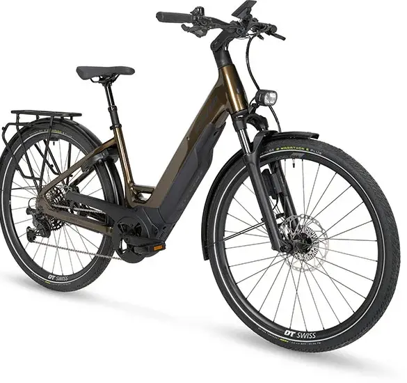 Ein Stevens E-Triton 8.8.1 Plus Forma Touren-E-Bike in Smoked Oak Brown mit tiefem Einstieg, ausgestattet mit Bosch Performance Line PX Antrieb, 800-Wh-Akku, Racktime-Gepäckträger und Supernova-Lichtanlage.
