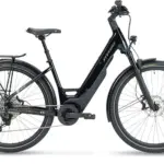Ein STEVENS E-Universe 7.7.1 Plus FEQ E-Crossover-Pedelec in Midnight Black steht vor einem weißen Hintergrund. Das Fahrrad ist mit einem Gepäckträger, Schutzblechen, Federgabel und einem integrierten Akku ausgestattet.