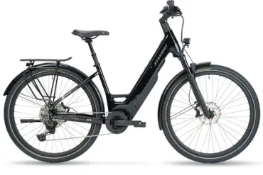 Ein STEVENS E-Universe 7.7.1 Plus FEQ E-Crossover-Pedelec in Midnight Black steht vor einem weißen Hintergrund. Das Fahrrad ist mit einem Gepäckträger, Schutzblechen, Federgabel und einem integrierten Akku ausgestattet.