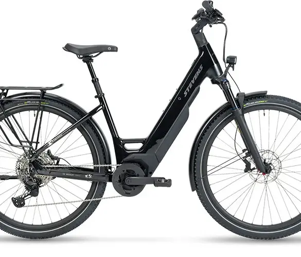 Ein STEVENS E-Universe 7.7.1 Plus FEQ E-Crossover-Pedelec in Midnight Black steht vor einem weißen Hintergrund. Das Fahrrad ist mit einem Gepäckträger, Schutzblechen, Federgabel und einem integrierten Akku ausgestattet.