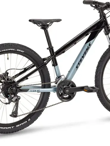 Ein Stevens Furious Tour 24 Fahrrad in Schwarz und Hellblau, das für den täglichen Gebrauch und Touren ausgelegt ist.