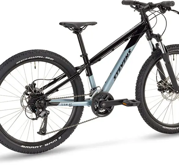 Ein Stevens Furious Tour 24 Fahrrad in Schwarz und Hellblau, das für den täglichen Gebrauch und Touren ausgelegt ist.