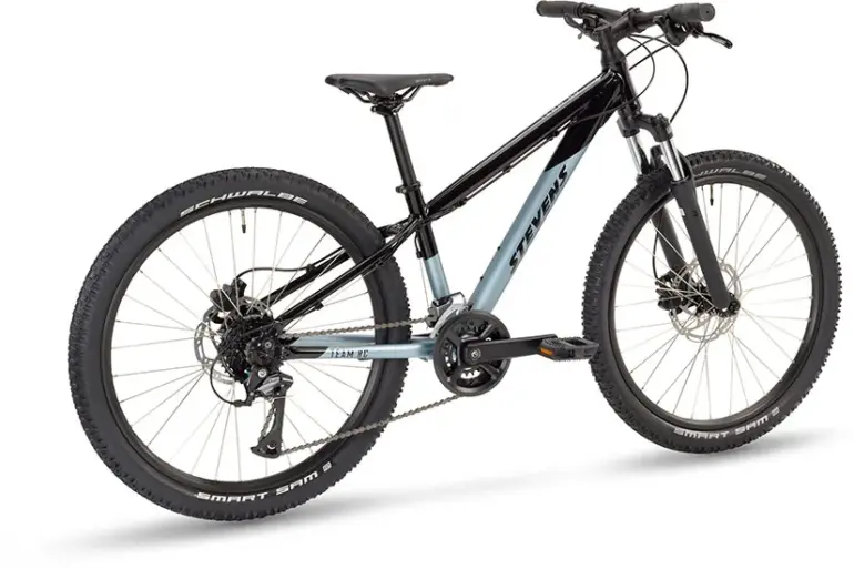 Ein Stevens Furious Tour 24 Fahrrad in Schwarz und Hellblau, das für den täglichen Gebrauch und Touren ausgelegt ist.