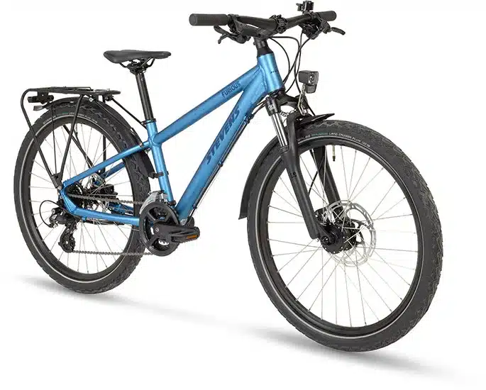 Blaues Stevens Furious Tour 24 Junior-Bike mit voller Ausstattung, geeignet für Alltag und Gelände.