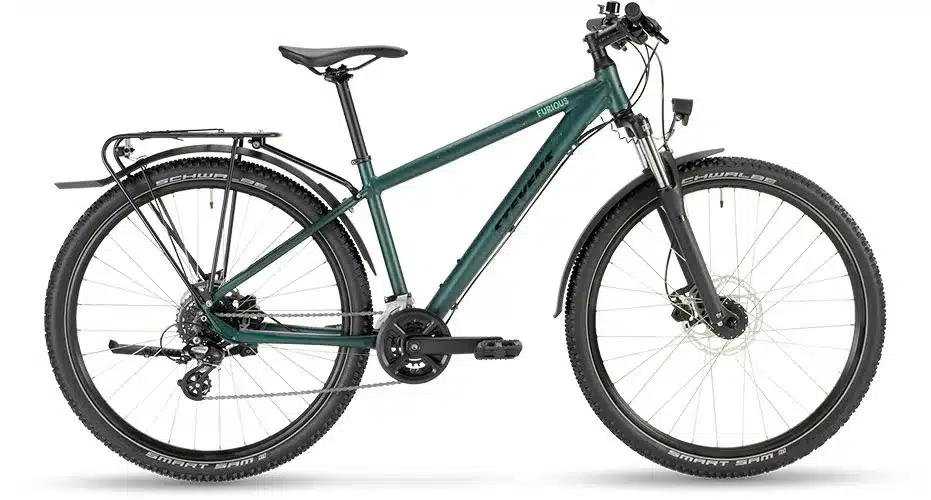 Grünes Stevens Furious Tour 27.5 Fahrrad mit Gepäckträger, Schutzblechen und Federgabel im Studio.