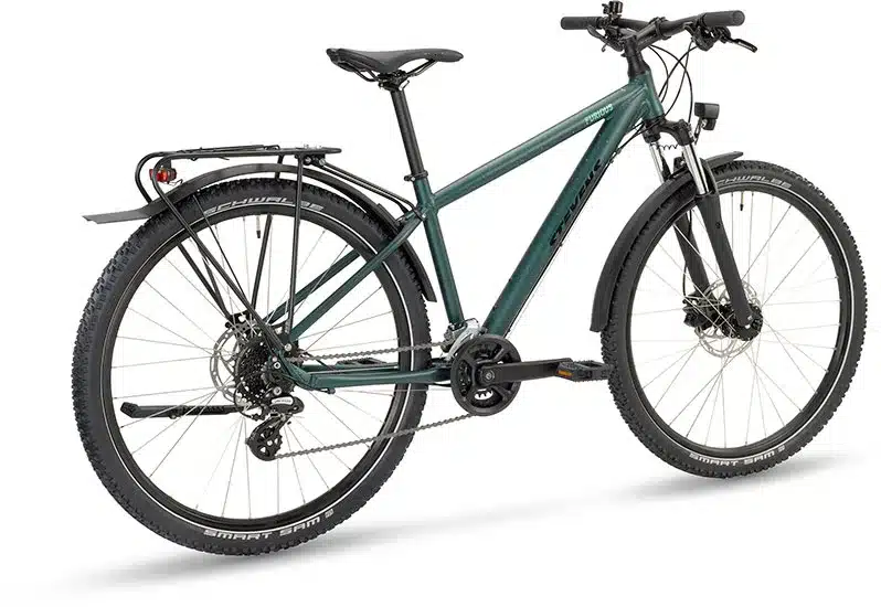 Dunkelgrünes Stevens Furious Tour 27.5 Fahrrad mit Gepäckträger, Schutzblechen, Federgabel und Scheibenbremsen.