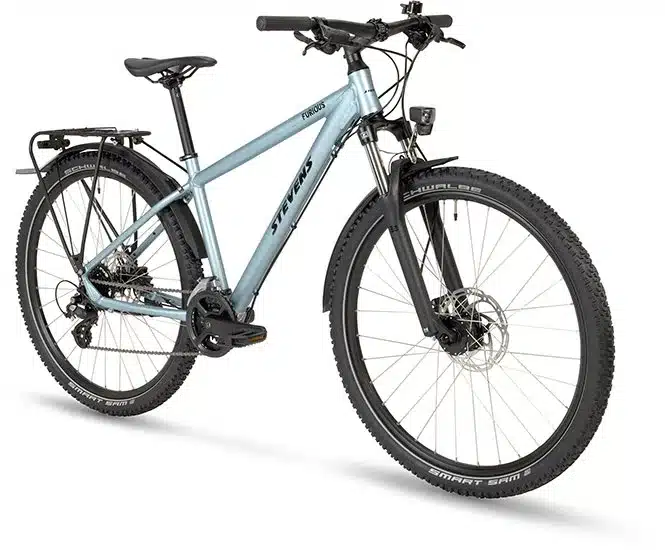 Steven Furious Tour 27.5 Fahrrad in hellblau, mit Gepäckträger, Schutzblechen und Federgabel