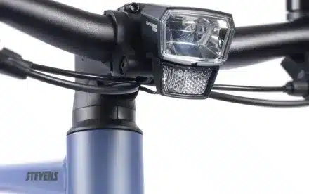 Nahaufnahme der Fahrradbeleuchtung am Lenker des Stevens Kalea 6.1 LT, bestehend aus einem Hauptscheinwerfer und einem unteren Reflektor.
