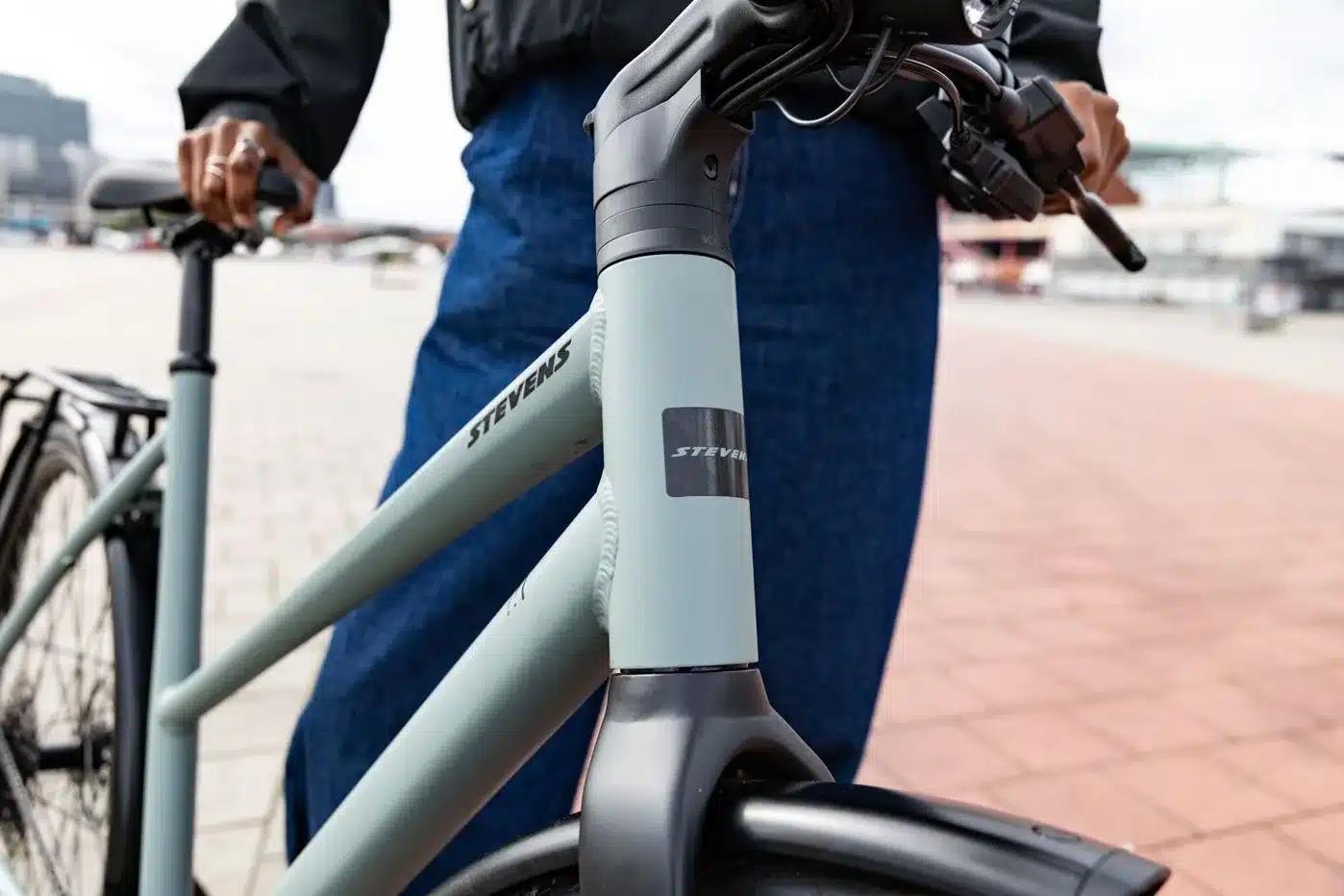 Nahaufnahme des Rahmens eines Stevens Kalea 7.1 LT Urban Bikes, mit Fokus auf das Stevens-Logo und die Vorbauten.