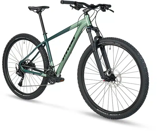 Grünes Stevens Taniwha Hardtail Mountainbike mit 29-Zoll-Laufrädern und SR Suntour Federgabel.