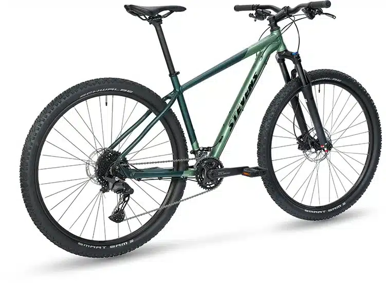 Grünes Stevens Taniwha Hardtail Mountainbike mit 29-Zoll-Reifen.