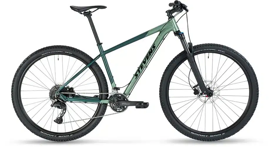 Stevens Taniwha Hardtail Mountainbike in Metallic-Grün mit schwarzen Reifen und Felgen, Vorderradfederung und Shimano Schaltung.