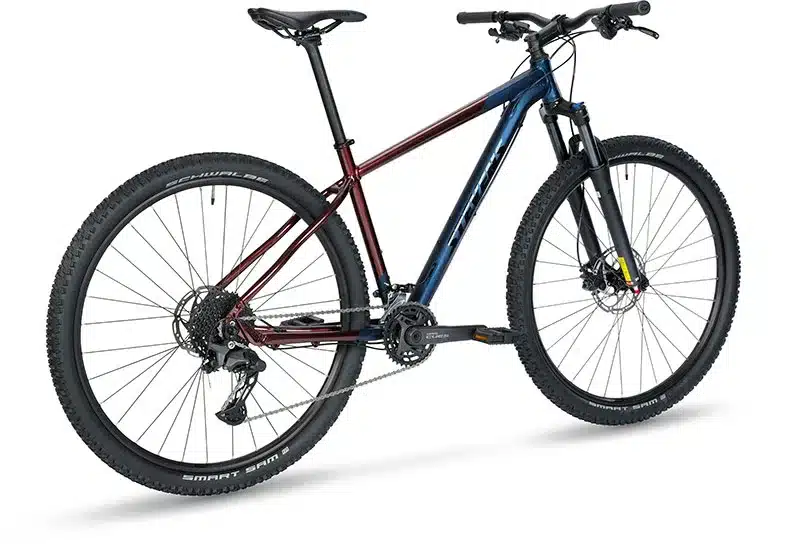 Seitenansicht eines Stevens Taniwha Mountainbikes mit Aluminiumrahmen in den Farben Midnight Blue Red und Frozen Green.