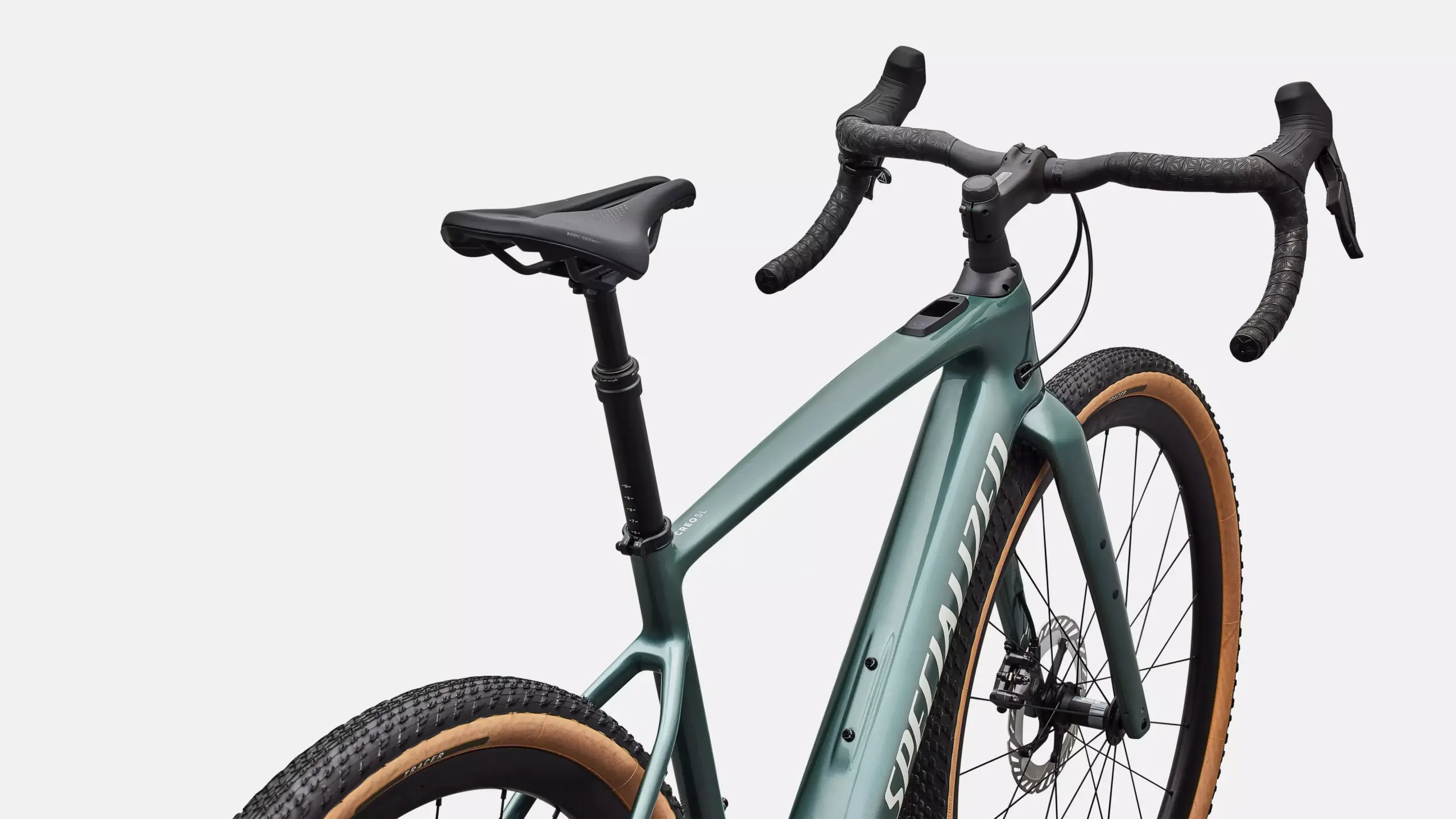 Detailaufnahme des türkisfarbenen Specialized Turbo Creo 2 Expert E-Gravelbikes mit Fokus auf den Carbonrahmen, den Lenker und den Sattel