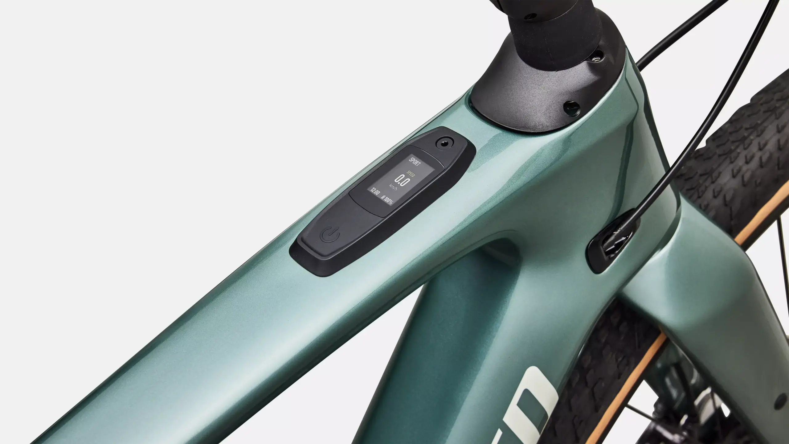 Nahaufnahme des integrierten Displays und des Power-Knopfes am Rahmen eines grünen Turbo Creo 2 Expert E-Gravelbikes.
