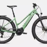 Grünes Specialized Turbo Tero 4.0 Step-Through EQ E-Bike mit Gepäckträger und Schutzblechen, aus der Seitenansicht.
