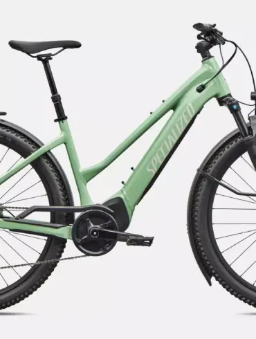 Grünes Specialized Turbo Tero 4.0 Step-Through EQ E-Bike mit Gepäckträger und Schutzblechen, aus der Seitenansicht.