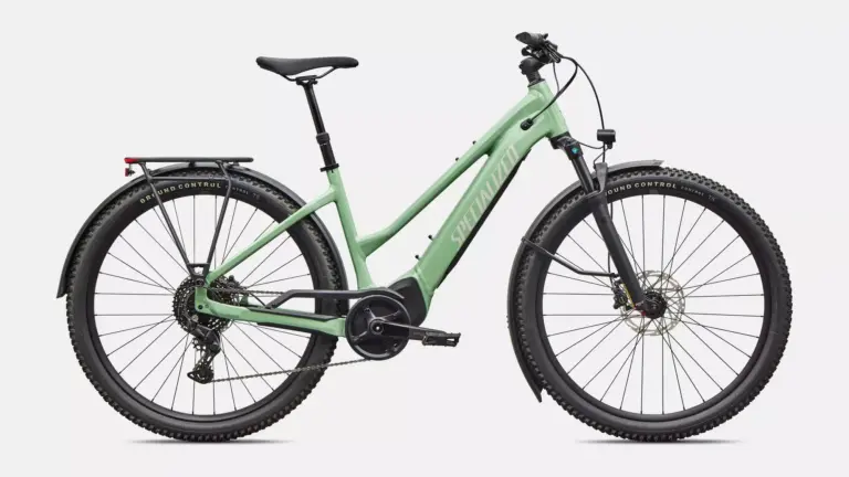 Grünes Specialized Turbo Tero 4.0 Step-Through EQ E-Bike mit Gepäckträger und Schutzblechen, aus der Seitenansicht.