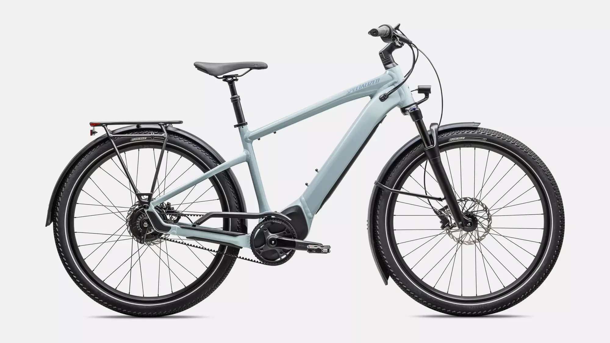 Ganzansicht eines mattschwarzen Specialized Turbo Vado 4.0 IGH E-Bikes mit Gepäckträger, Schutzblechen und integriertem Akku im Unterrohr.