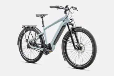 Hellgraues Specialized Turbo Vado 4.0 IGH E-Bike mit Gepäckträger und Schutzblechen.