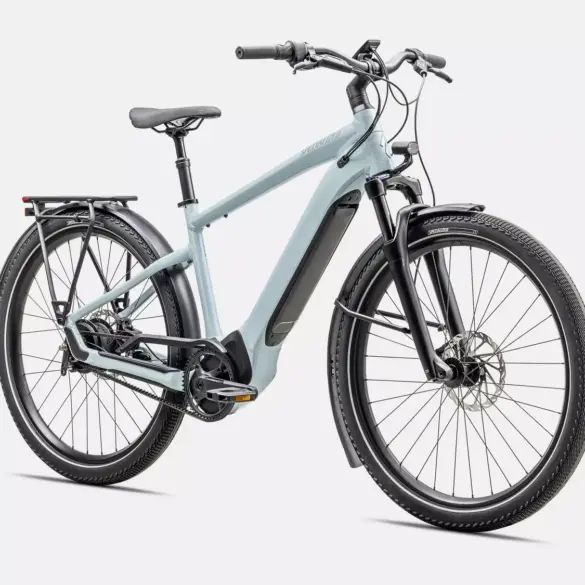 Hellgraues Specialized Turbo Vado 4.0 IGH E-Bike mit Gepäckträger und Schutzblechen.