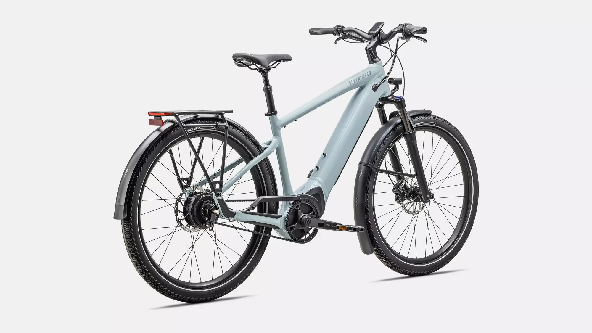 Graues Specialized Turbo Vado 4.0 IGH E-Bike mit Enviolo Nabe und Gates Riemenantrieb, ausgestattet mit Schutzblechen, Beleuchtung und Gepäckträger.