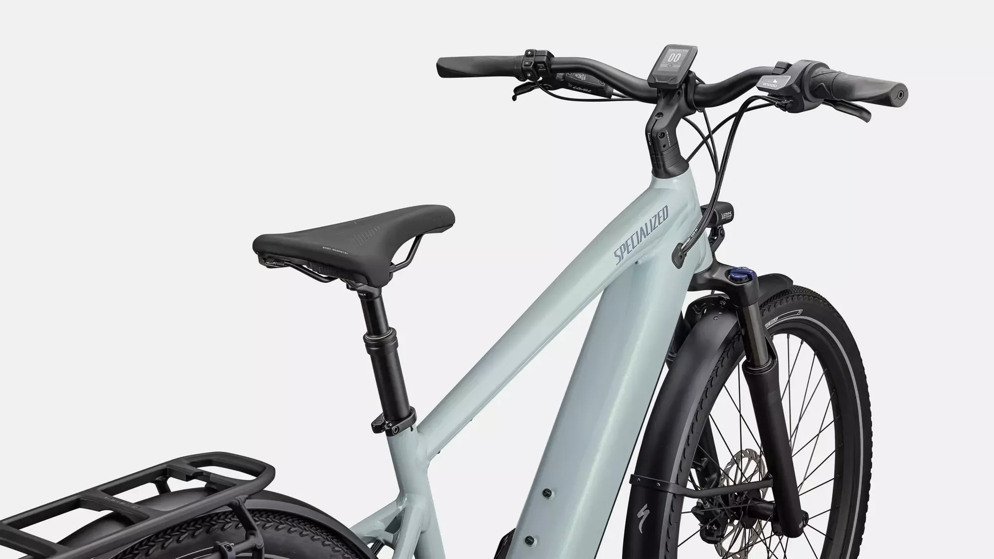Sitzansicht eines graugrünen Specialized Turbo Vado 4.0 IGH E-Bikes mit schwarzem Gepäckträger, schwarzem Sattel und schwarzem Lenker mit integriertem Display.